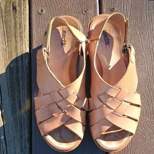 Earth Women's Light Brown Sandals